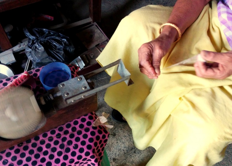 Raw silk extraction onto a reel